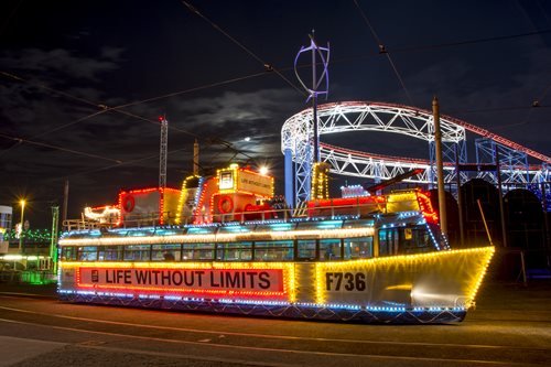 Illuminated_Tram_Frigate.jpg.fe3d859d3e4d9878c9b49b8bf32b69ad.jpg