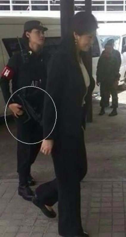 Yingluck_Under_Armed_Escort.jpeg.7869a73dbcbc7534580acc7948eb815c.jpeg