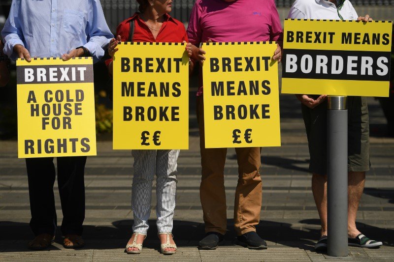 2018-07-02T055538Z_1_LYNXMPEE610AI_RTROPTP_3_BRITAIN-EU-IRELAND.JPG
