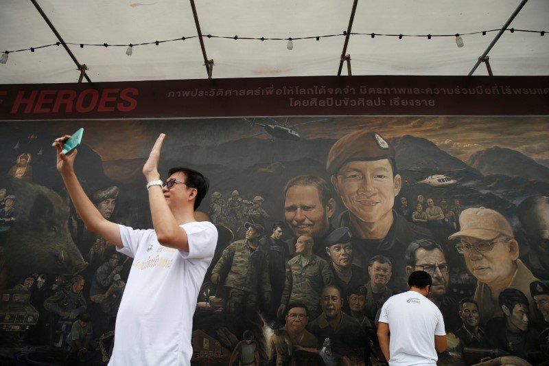 2018-07-20T115310Z_1_LYNXMPEE6J0WI_RTROPTP_3_THAILAND-ACCIDENT-CAVE-MEMORABILIA.JPG