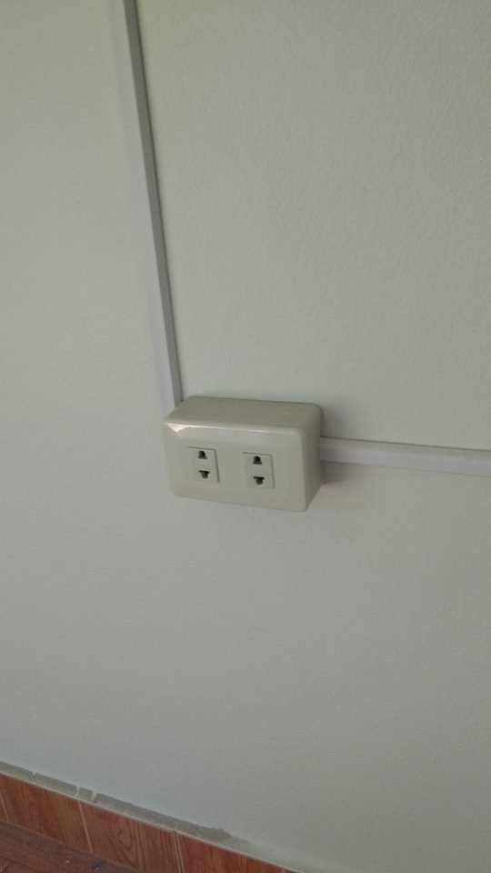 38794887_2pinpowersockets.jpg.6241a24320bee5d37babf3615eb98236.jpg