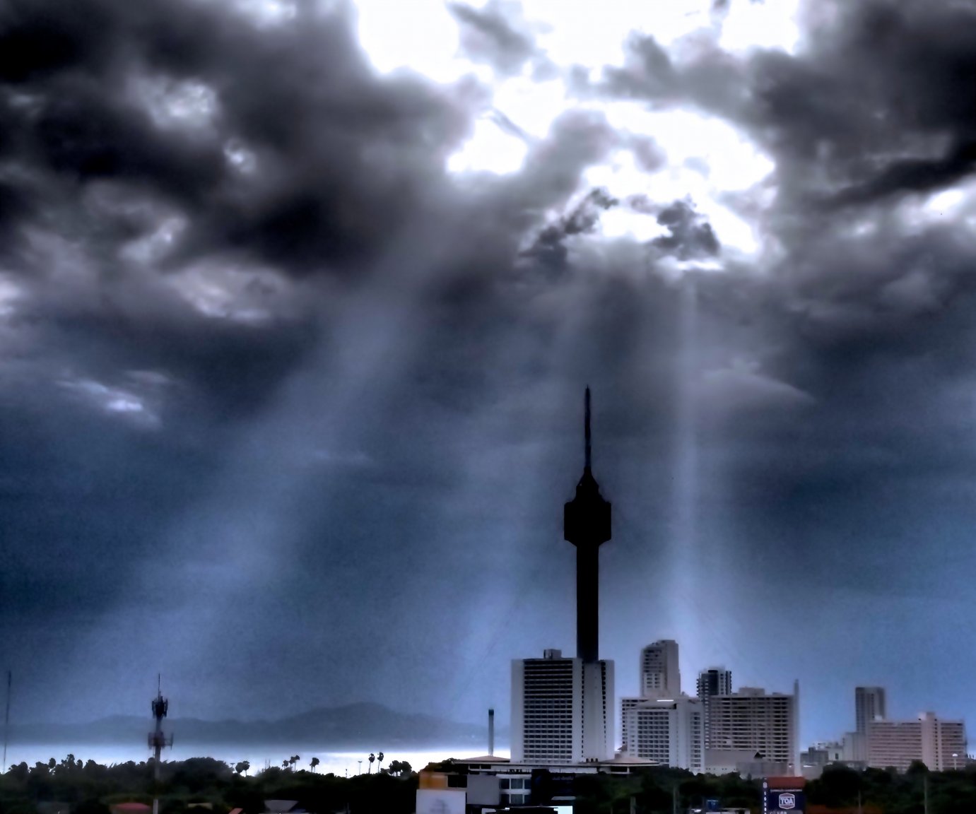 Sunbeams over Pattaya Bay June 2018.jpg