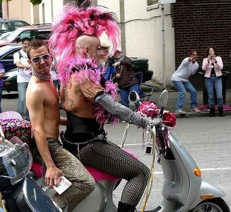 gayscooter.jpg.fcdf6159ba2e678eb7560caa4d0b3005.jpg