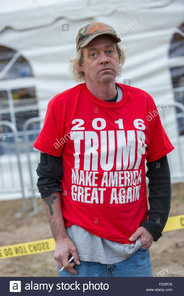 lexington-caroline-du-sud-usa-27-janvier-2016-a-latout-de-donald-partisans-portant-un-faire-a-nouveau-lamerique-grand-tee-shirt-attend-conformement-a-lexterieur-pour-voir-gop-et-milliardaire-donald-trump-c.jpg