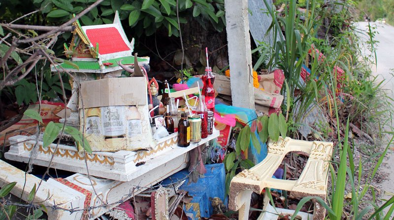 wIMG_6057_crop_graveyard--offerings.jpg.4d4dc505cf72ae3f523a3a9a898f6377.jpg