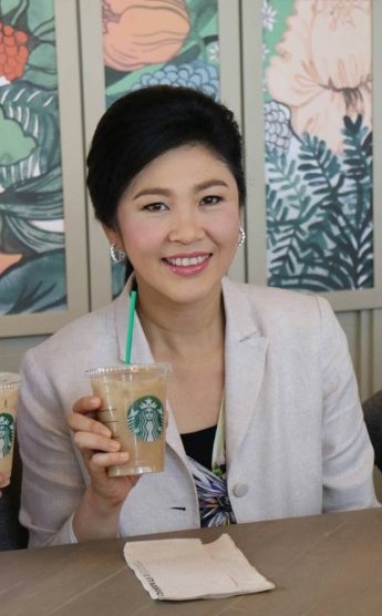 1017638546_yingluckatstarbucks.jpg.cdf288bffba8f2a24d7690caf95a310d.jpg