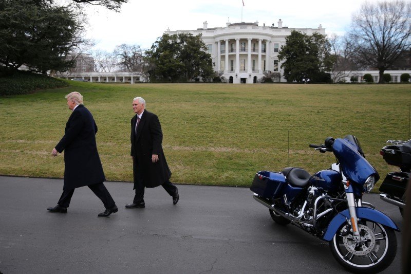 2018-08-12T150049Z_2_LYNXMPEE7B0G1_RTROPTP_3_USA-TRUMP-HARLEYDAVIDSON.JPG