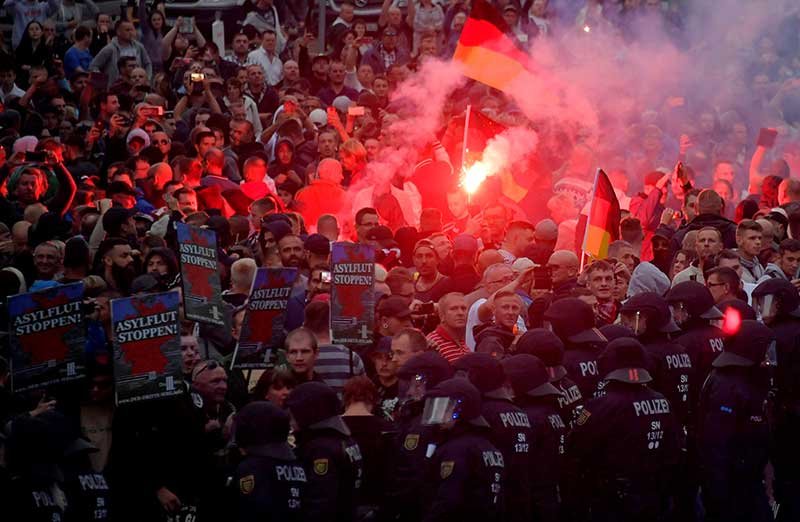 2018-08-27T200014Z_2_LYNXNPEE7Q19L_RTROPTP_4_GERMANY-CHEMNITZ.JPG