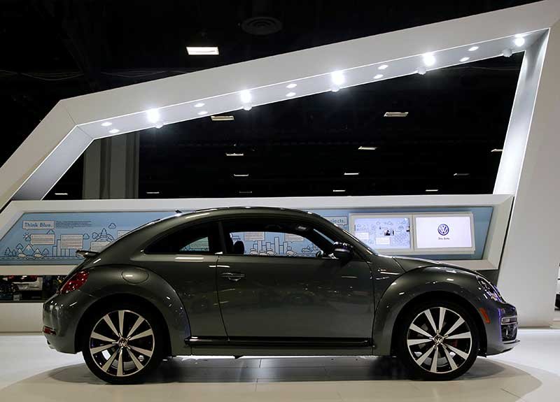 2018-09-13T202047Z_2_LYNXNPEE8C23X_RTROPTP_4_VOLKSWAGEN-BEETLE.JPG