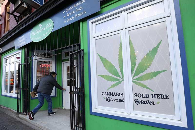 2018-10-17T162426Z_1_LYNXNPEE9G1R2_RTROPTP_4_CANADA-MARIJUANA.JPG