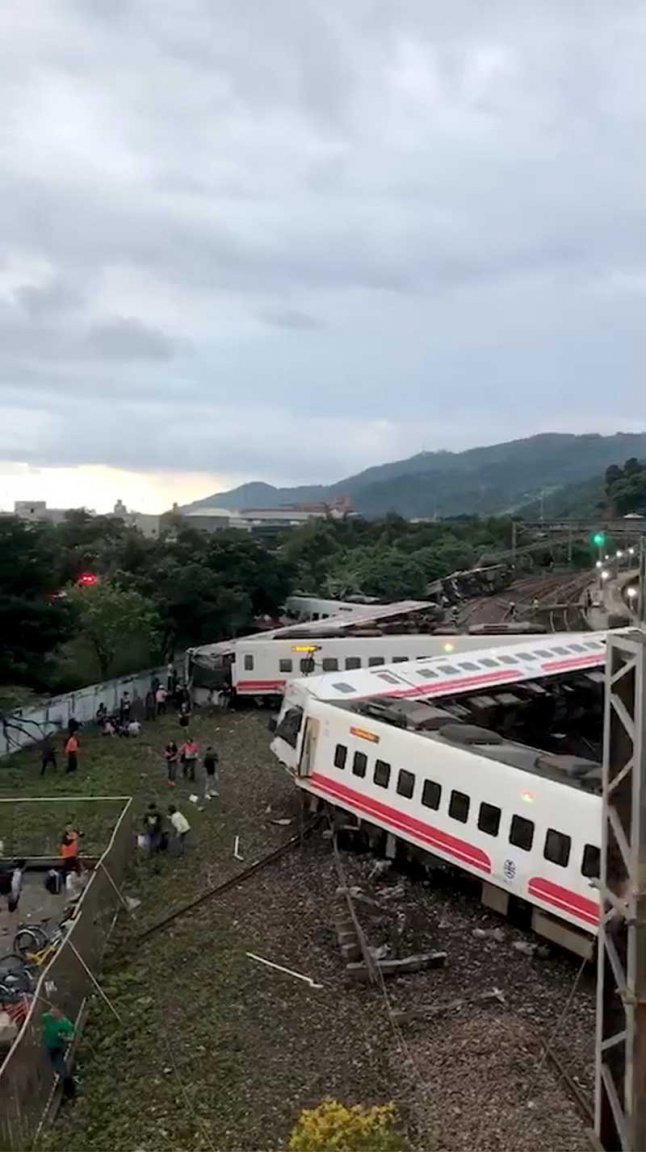 2018-10-21T183418Z_2_LYNXNPEE9K0H9_RTROPTP_4_TAIWAN-ACCIDENT-TRAIN.JPG