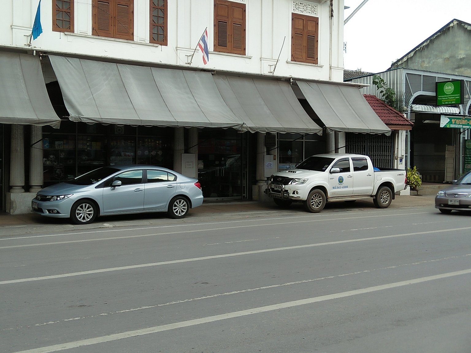 ParkedOnSidewalk.thumb.jpg.68cd12fb6024686066f94ad92cabcebd.jpg