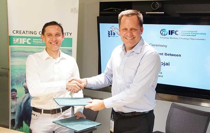 Photo2_IFC_signing_Roojai_NF_PdB.jpg