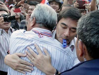 abhisit-whistle-suthep.jpg.cd1120b1003655bd1bf64afb536a5528.jpg