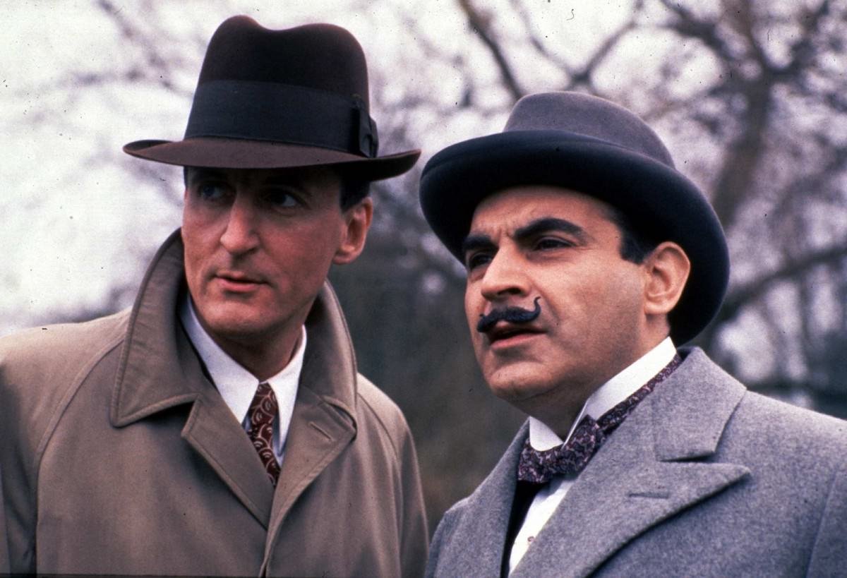 arthur-hastings-hercule-poirot-in-an-early-episodes-note-the-gapping-collar.jpg.a8e9eebefce33703dcca4ed0e585fcbd.jpg