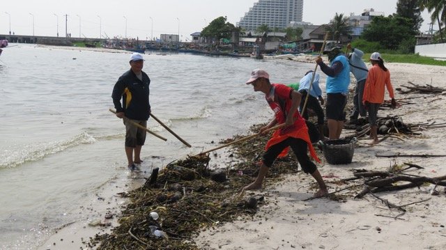 PHOTOS: Officials begin clean up as tonnes of trash is washed onto Hua ...