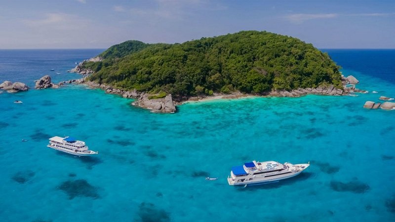 liveaboard-boats-at-the-similan-islands.jpg
