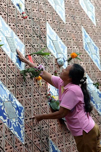 thai-relative-of-a-tsunami-victim-places-roses-on-the-ban-nam-khem-picture-id460834492.jpg.617722da38a1c452953e67a158711f46.jpg