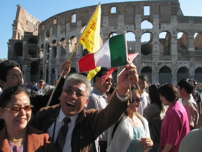 turisti-cinesi-colosseo-1024x769-e1506495050887.jpg