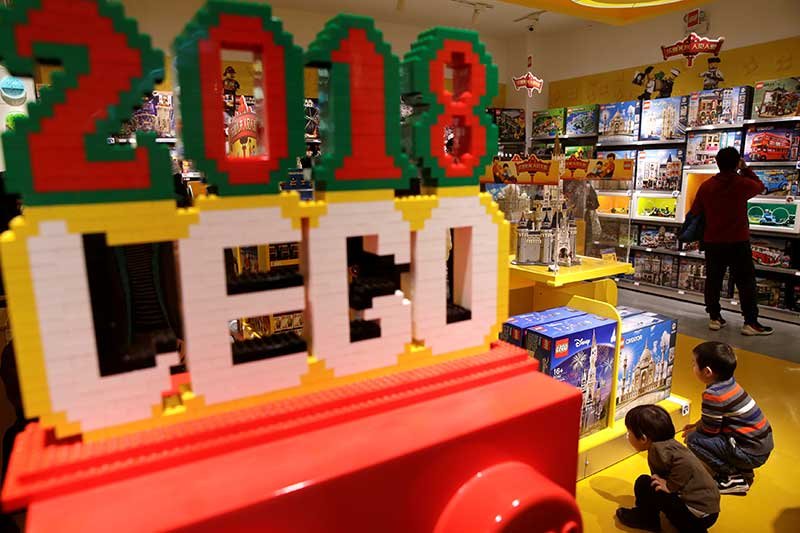 2018-11-05T230443Z_1_LYNXNPEEA41LJ_RTROPTP_4_LEGO-CHINA-TENCENT.JPG