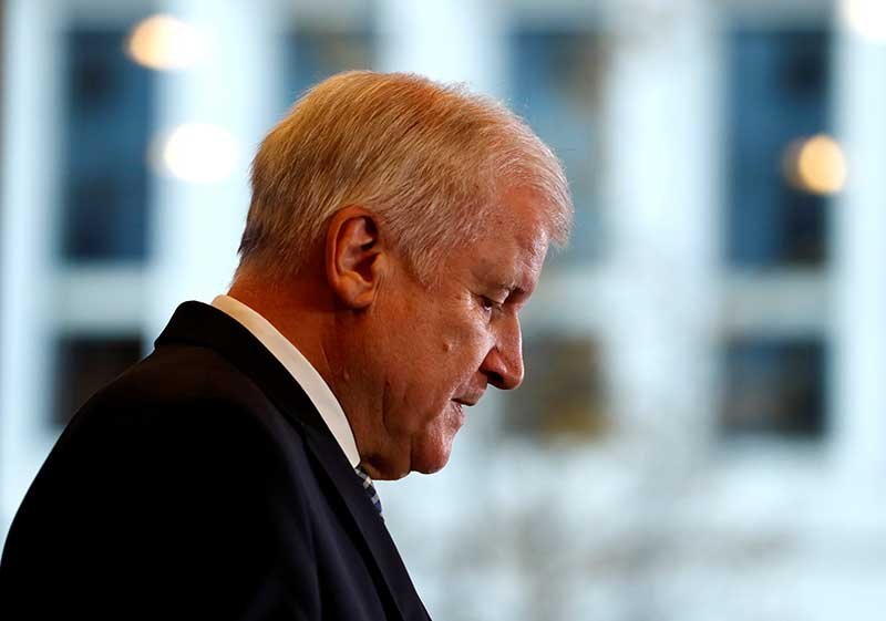 2018-11-11T212404Z_2_LYNXNPEEAA0WJ_RTROPTP_4_GERMANY-POLITICS-SEEHOFER-MAASSEN.JPG