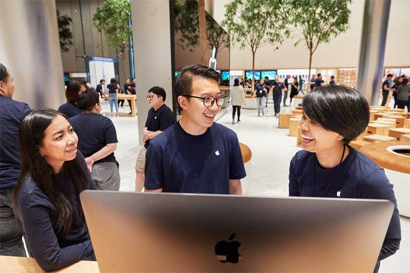apple-bangkok_store-opening-team_11072018_big.jpg.large.jpg
