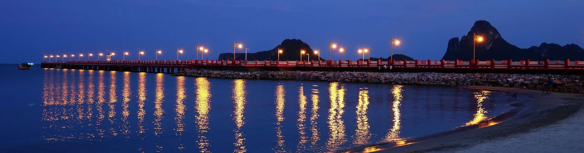 Prachuap bay at night pier_cr. hotjpg.jpg