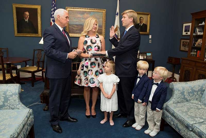 2018-12-09T213256Z_1_LYNXMPEEB80J9_RTROPTP_4_USA-TRUMP-AYERS.JPG