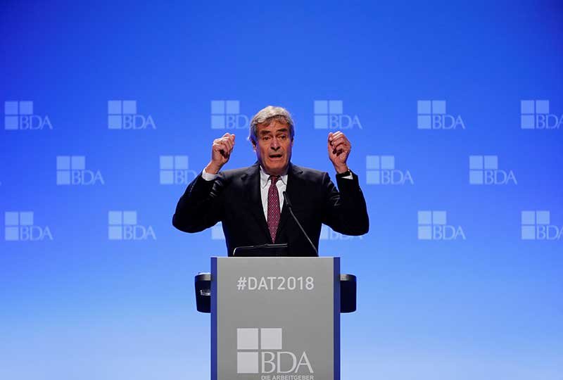 2018-12-14T042650Z_1_LYNXMPEEBD064_RTROPTP_4_GERMANY-POLITICS-MERKEL.JPG