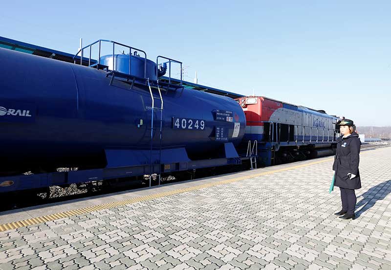 2018-12-26T035720Z_1_LYNXNPEEBP04V_RTROPTP_4_NORTHKOREA-SOUTHKOREA-RAILWAY.JPG