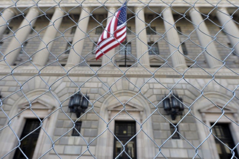 2018-12-27T044137Z_2_LYNXNPEEBQ040_RTROPTP_3_USA-FISCAL.JPG