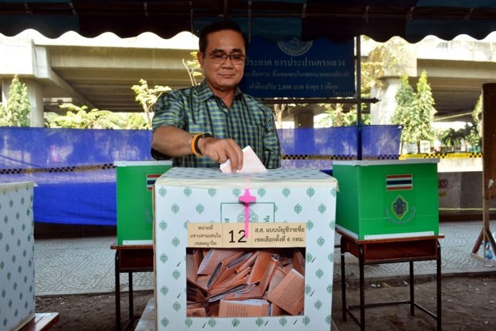 ผบ.ทบ.ลงคะแนนเลือกตั้ง-3-696x464.jpg