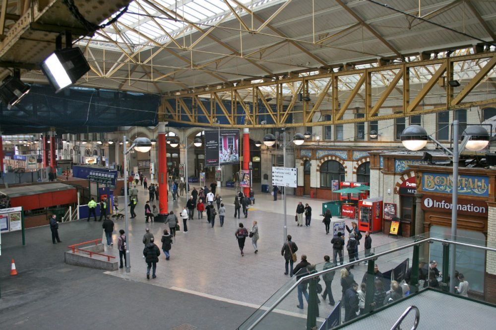 Manchester_Victoria_Station_concourse_1-rez.jpg