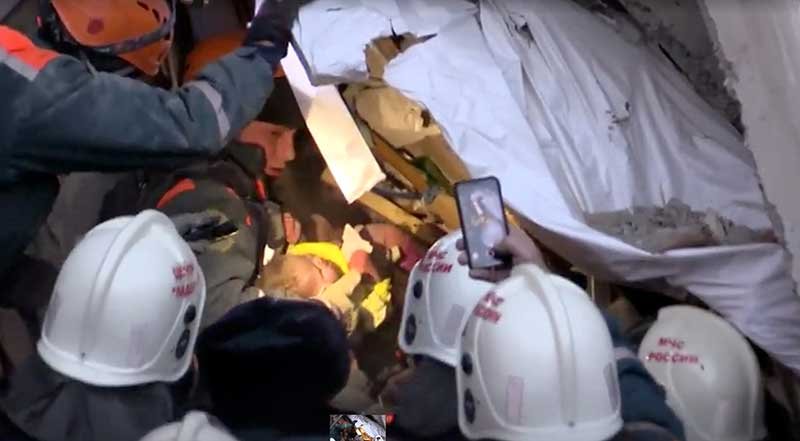 2019-01-01T183224Z_1_LYNXNPEF0015L_RTROPTP_4_RUSSIA-BUILDING-COLLAPSE.JPG