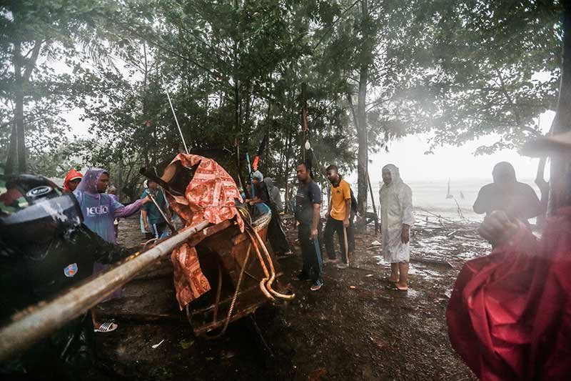 2019-01-04T082107Z_1_LYNXNPEF030ED_RTROPTP_4_ASIA-STORM-THAILAND.jpg