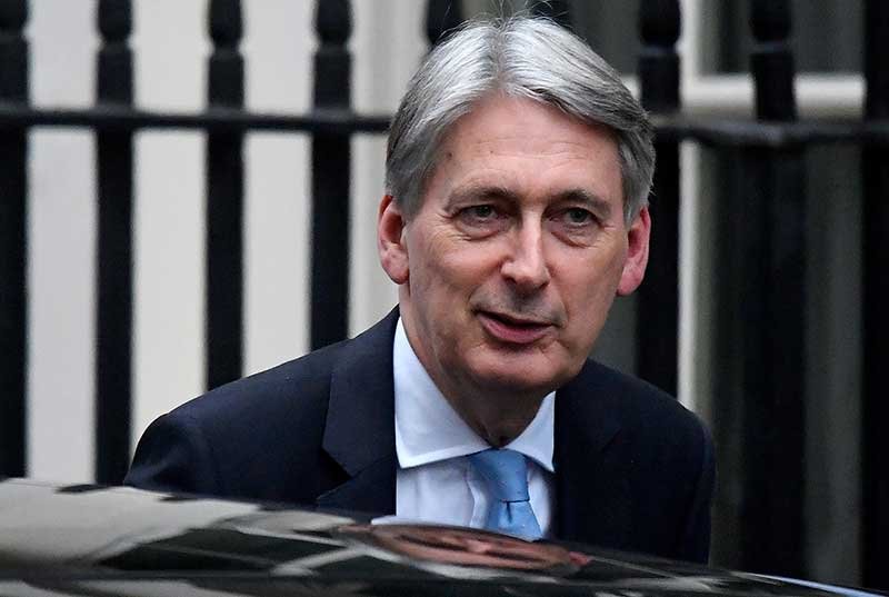 2019-01-10T013018Z_1_LYNXNPEF09033_RTROPTP_4_BRITAIN-EU-HAMMOND-1.jpg