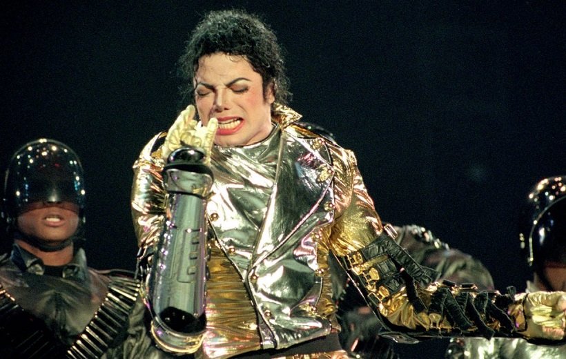 michaelljackson-GettyImages-71437019-1220x775.jpg