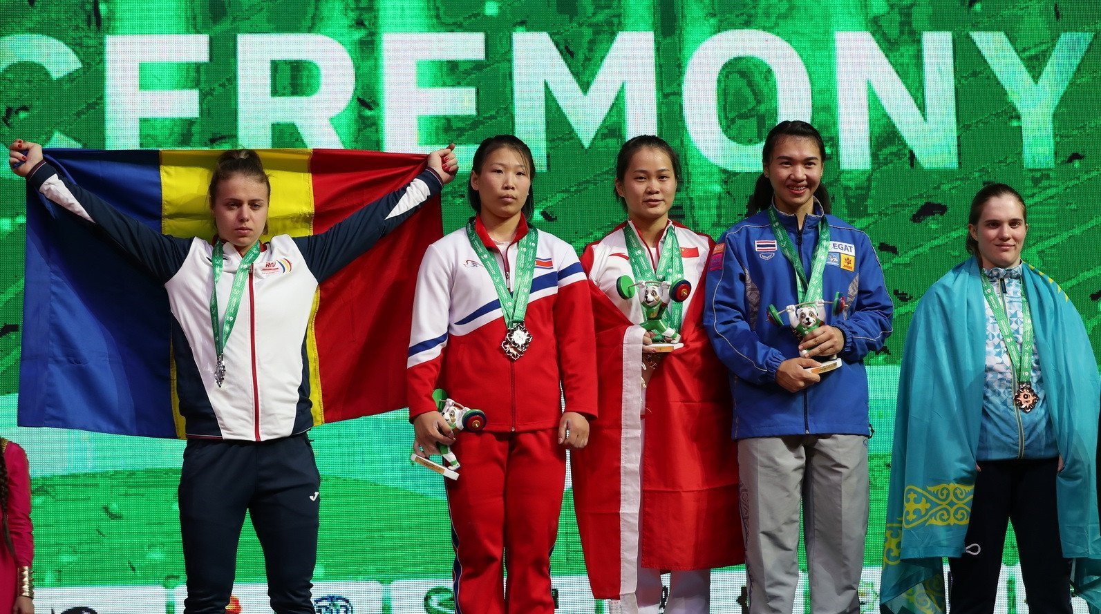 Rattanawan+Wamalu+with+medal+in+Ashgbaat.jpg