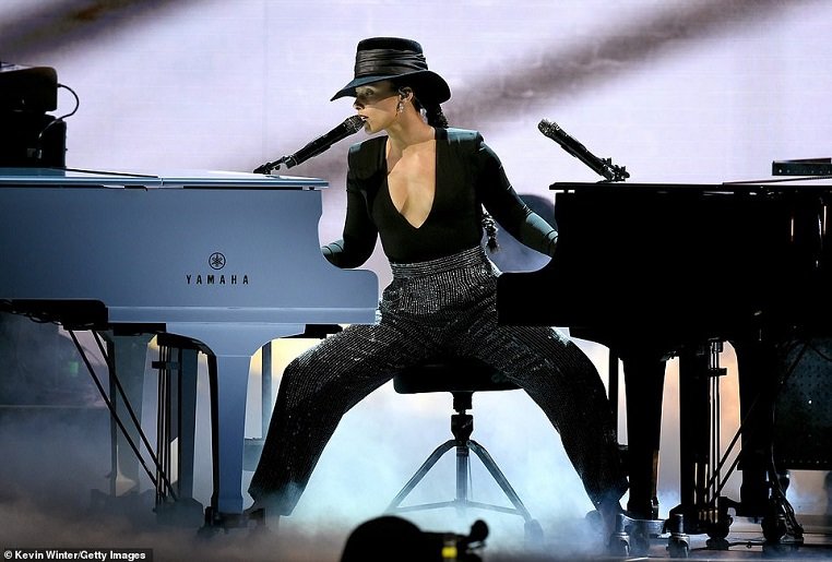 9654644-6689975-Alicia_Keys_delivered_one_of_the_most_powerful_performances_of_t-a-2_1549870583752.jpg