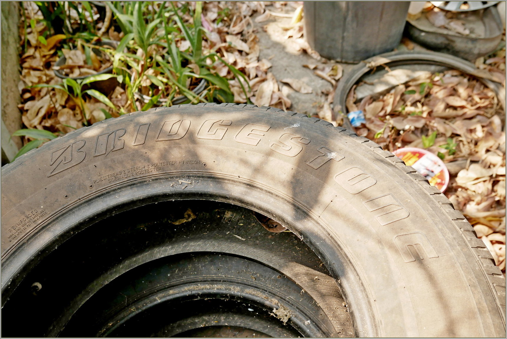 P1060886_old_tyre_Isuzu.thumb.JPG.4880ec0a4d0bb7fad92ad7f23fd96462.JPG