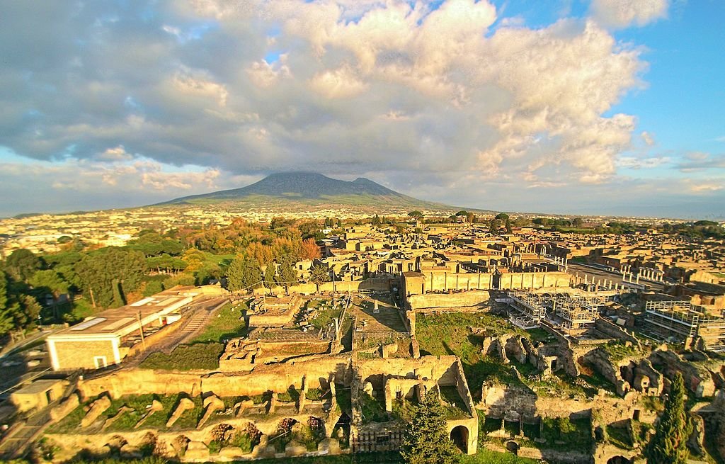 1024px-Ruins_of_Pompeii_with_the_Vesuvius.jpg