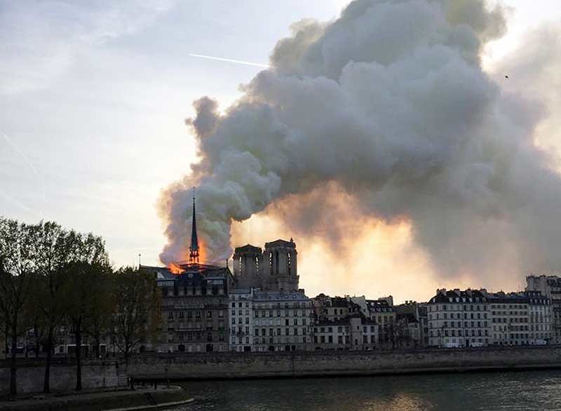 2019-04-15T182503Z_2_LYNXNPEF3E171_RTROPTP_4_NOTREDAME-FIRE.JPG
