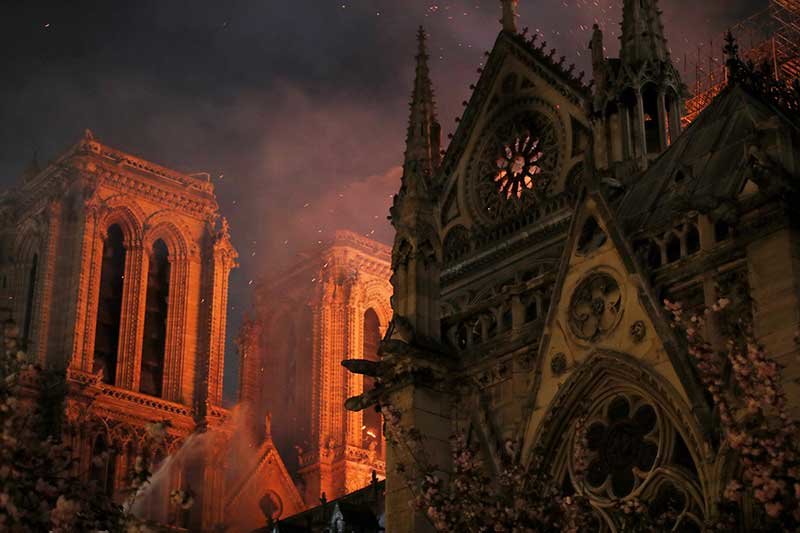 2019-04-15T204600Z_1_LYNXNPEF3E1GF_RTROPTP_4_FRANCE-NOTREDAME.JPG