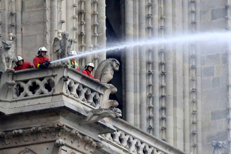 2019-04-16T151826Z_1_LYNXNPEF3F13Y_RTROPTP_3_FRANCE-NOTREDAME.JPG