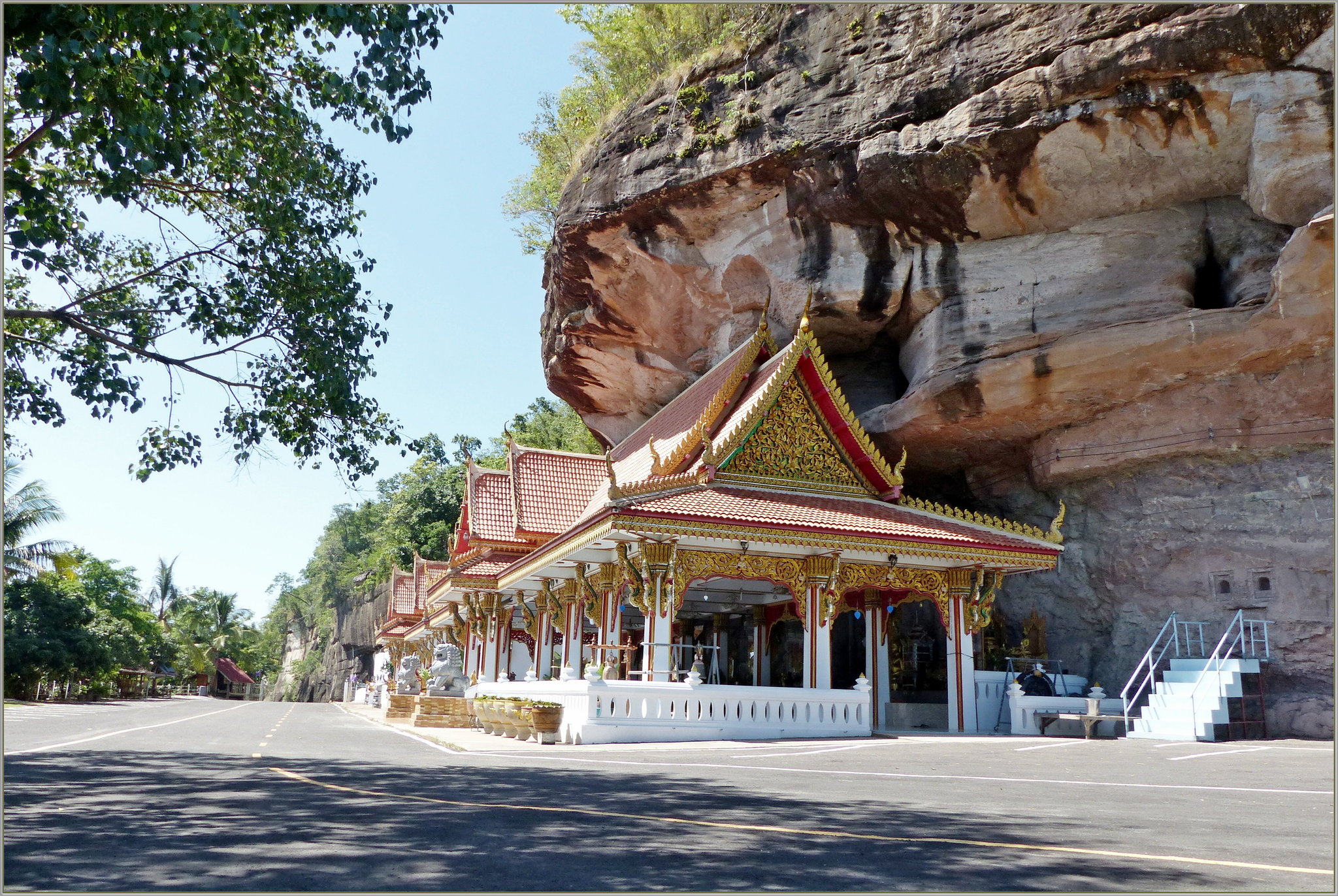 P1020683_to_Wat_Tham_Summon_Tha_Phawana.thumb.JPG.f89f8aff08dfa853516e2346567c15a2.JPG