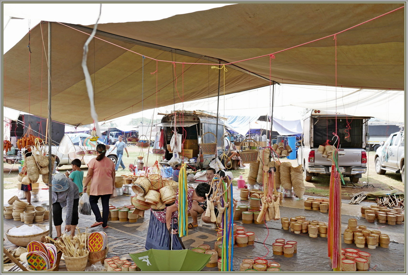 P1070394_Sawang_Daen_Din_big_market.thumb.JPG.4e4448f99047023ec8f97dd0976707cc.JPG