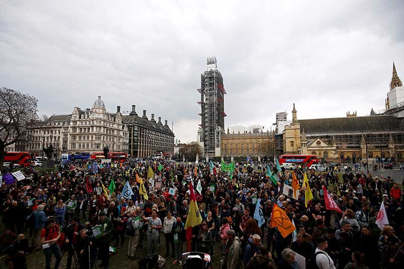 2019-05-01T204701Z_2_LYNXNPEF403J6_RTROPTP_4_BRITAIN-PROTESTS-CLIMATE-CHANGE.JPG