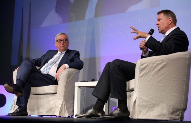 2019-05-09T011347Z_2_LYNXNPEF4802G_RTROPTP_3_EU-SUMMIT.JPG