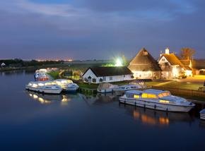 Broads_Acle_bridge_night.jpg.8026a3dad5f0698914eacd434310ffe8.jpg
