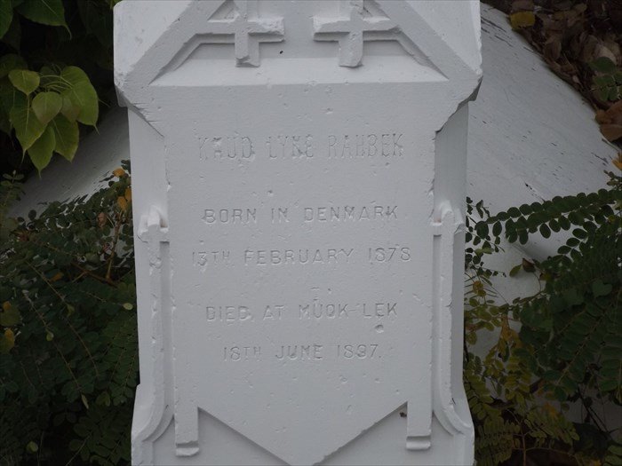 knud-rahbek-gravestone.jpg.70fb8c8d46b68219917fcac17daa4c9c.jpg